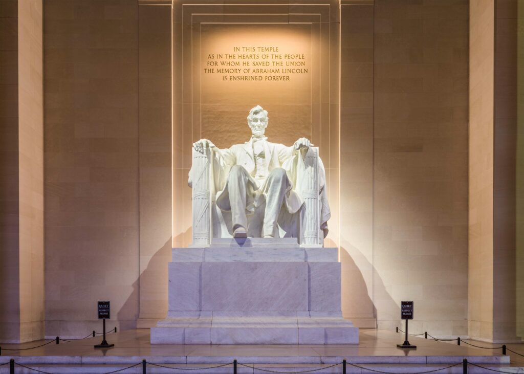 Photo of the Lincoln Memorial, lit up.