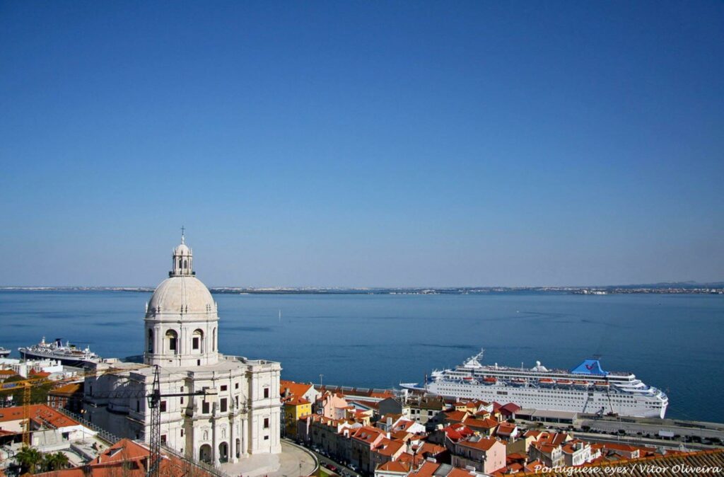 Overview of Lisboa's rooftops, national pantheon, and river Tagus